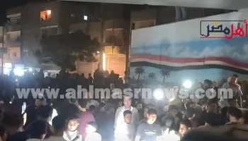 جانب من انتظار الأهالي لوصول &laquo;ميار عثمان&raquo;