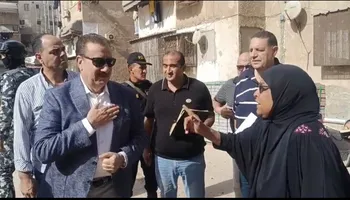 ربنا يكرمك ويسعدك.. سيدة بورسعيدية تدعو لمحافظ بورسعيد بحرارة في الشارع