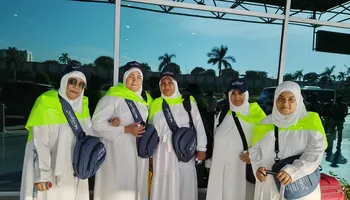 سافروا لأداء العمرة مجاناً.. محافظ بورسعيد يودّع 5 من أبناء المحافظة المتوجهين لأداء العمرة بدعم "تحيا مصر