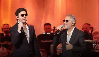 فضل شاكر وابنه على المسرح