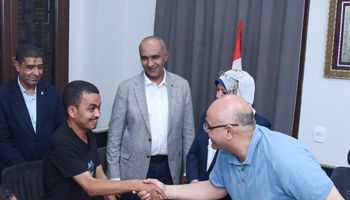 لقاء محافظ الإسكندرية بأحد المواطنين 