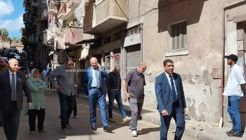 محافظ الإسكندرية بموقع عقار امبروزو المائل 
