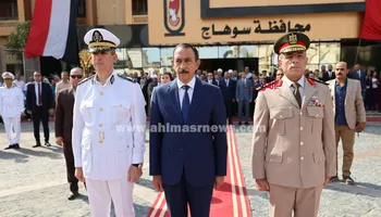 محافظ سوهاج ومدير الأمن يضعان إكليلًا من الزهور على النصب التذكاري لشهداء أكتوبر في الذكرى الـ53 للانتصارات
