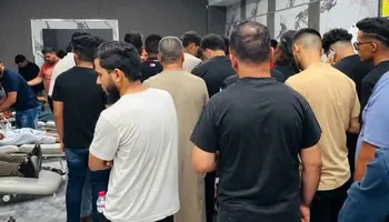 مواطنون ليبيون يتابعون حالة ضحايا الانفجار  