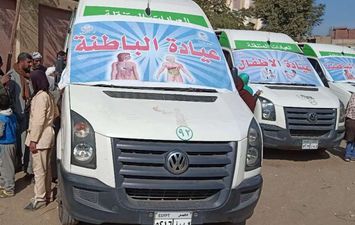 توقيع الكشف الطبي على 1934 حالة خلال قافلة طبية بمركز العدوة بالمنيا
