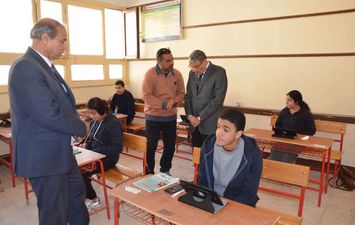 محافظ المنيا يتابع انتظام سير الامتحانات بالشهادة الإعدادية والصف الثاني الثانوي