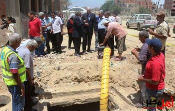 محافظ السويس يتابع أعمال إصلاح الصرف الصحي بالجناين