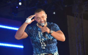 أحمد السقا يفاجئ تامر حسني على المسرح