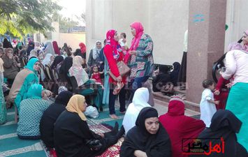احتشاد المواطنين لأداء صلاة العيد بحلوان
