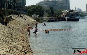 الأطفال يسبحون في مياه النيل احتفالا بالعيد