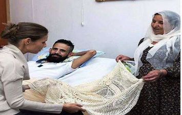 زوجة بشار الأسد تتطمئن على الجرحى 
