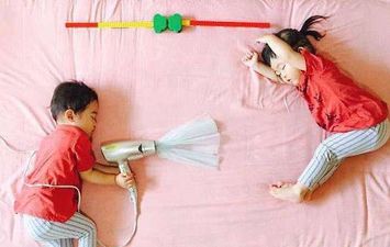 أم يابانية تبتكر في تصوير طفليها أثناء النوم