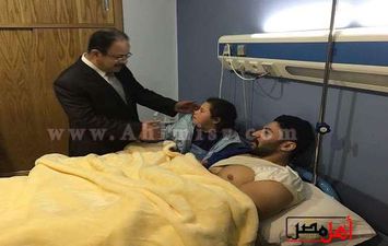 اللواء مجدى عبد الغفار وزير الداخلية خلال زيارته للمصابين