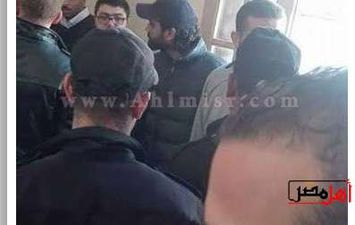 الشباب المقبوض عليه امام الصحفيين