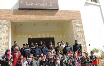 شرطة المنيا توزع &quot; أعلام مصر &quot; على الطلاب