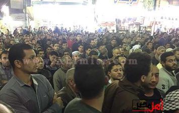 تجمع المواطنين أمام مسجد أبو سنة لتشييع جثمان والد أبو تريكة