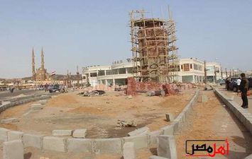 محافظ جنوب سيناء يتابع العمل بميدان الساعة بشرم الشيخ 