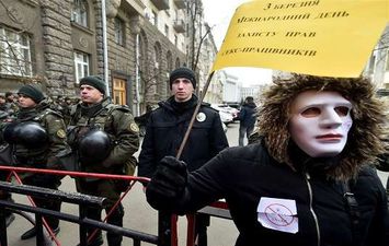 تظاهر فتيات الدعارة بأوكرانيا لهذا السبب