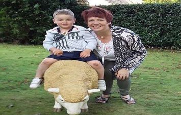 ماتت أمه فبقى بجوار جثتها يومين