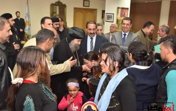  محافظ أسيوط يستقبل 23 أسرة قبطية