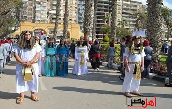 جامعة المنصورة تستقبل المشاركين بمؤتمر السياحة بالزى الفرعون