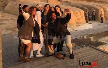 سيلفى سميث مع أصدقائه بطريقة ساخرة