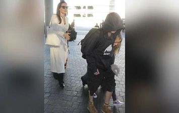 أنجلينا جولي تظهر في مطار لوس أنجلوس مع أبنائها 