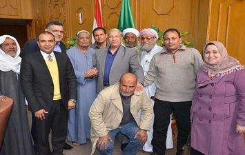 محافظ الإسماعيلية يستعرض مشكلات عزبة منشية السلام