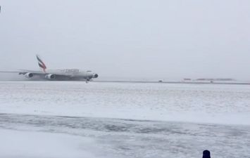 هبوط طائرة إماراتية بنجاح وسط عاصفة من الثلوج 