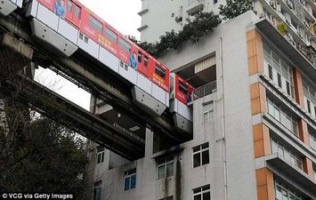 قطار بين طوابق سكنية