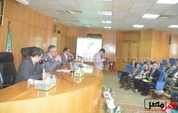 محافظ المنيا يستقبل وفد مجلس الوزراء لمتابعة موقف المشروعات 