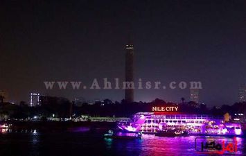 برج القاهرة يجاوره المراكب النيلية
