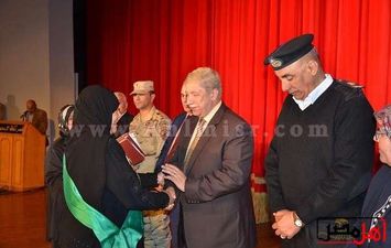 تكريم اللواء ياسين طاهر محافظ الإسماعيلية الامهات المثاليات
