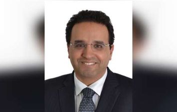الدكتور عمرو أبو العز عميد كلية طب الأسنان جامعة القاهرة