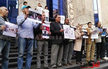 آسر الصحفيين يتظاهرون على سلالم نقابة الصحفيين
