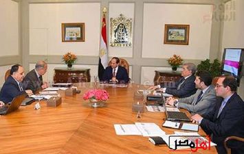 السيسى-و-شريف-إسماعيل-وعمرو-الجارحى-وزير-المالية،-و-محمد-معي