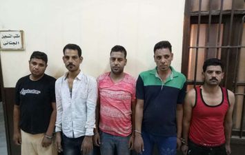 القبض على 5 عاطلين سرقوا 210 آلاف جنية من تاجر سيارات بروض ا