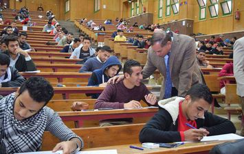 رئيس جامعة سوهاج يتفقد امتحانات الطلاب بعدد من الكليات