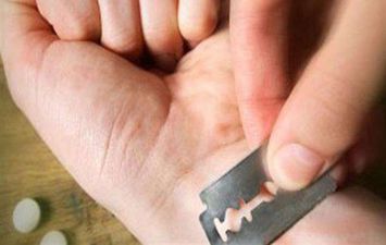 قطع شرايين يدها