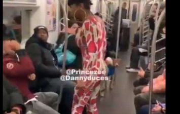 امرأة تعتدي على رجل داخل مترو الأنفاق