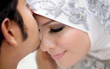 الرجل يقبل زوجته في رمضان