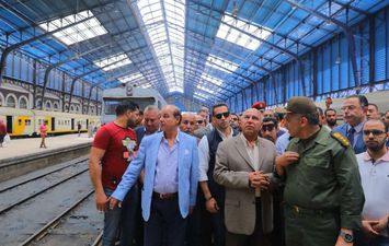 وزير النقل يعلن خطة تحويل قطار أبو قير إلى مترو بالجر الكهرب
