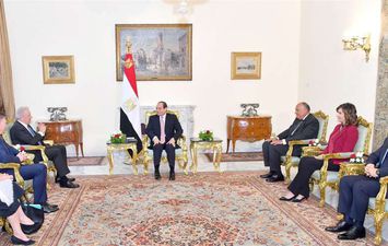 الرئيس السيسي ومفوض الاتحاد الأوربي للهجرة