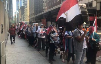 المصريون يحتشدون أمام مقر إقامة الرئيس السيسي بنيويورك