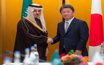 وزير الخارجية السعودي يصافح وزير الخارجية الياباني 