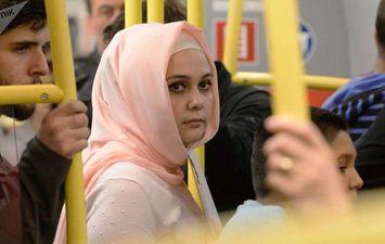 فتاه مسلمة داخل إحدي عربات المترو في إنجلترا
