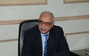  الدكتور عباس الشناوي رئيس قطاع الخدمات الزراعية