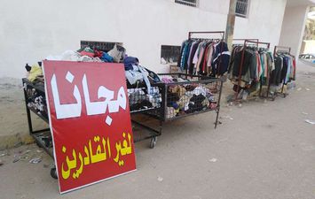 تاجر ملابس يتبرع بكمية كبيرة لغير القادرين ببني سويف