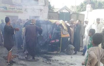  حريق في &quot;توك توك&quot; أمام مسجد بقنا