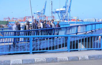 جولة تفقدية لوزير النقل بميناء الإسكندرية